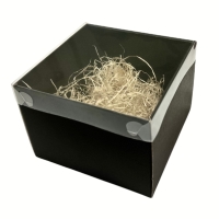 Darčeková krabica čierna s priehľadným vekom s prírodnou drťou 20x20x15 cm