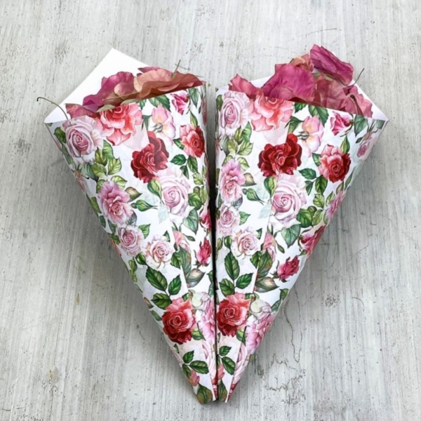 Kornút svadobný na kvetinové lupene Ruže 20 cm, 8 ks