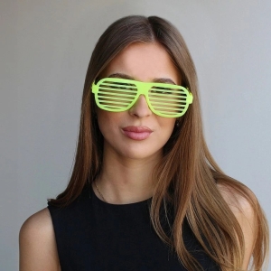 Brle neonov zelen svtc ve tm