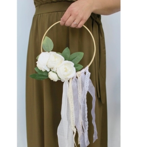 Dekorace svatební Kruh s květy a stuhou krémový 19,5 cm