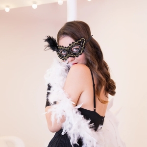 Maska karnevalová černo-zlatá s peřím