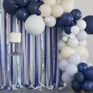 Set balónků a papírových stuh pro výrobu fotopozadí modrá/krémová/stříbrná