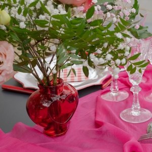 Váza červená ve tvaru srdíčka 12x6x11 cm 1 ks