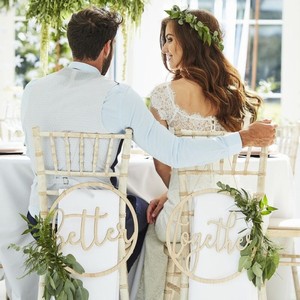 Dekorace na židle pro nevěstu a ženicha