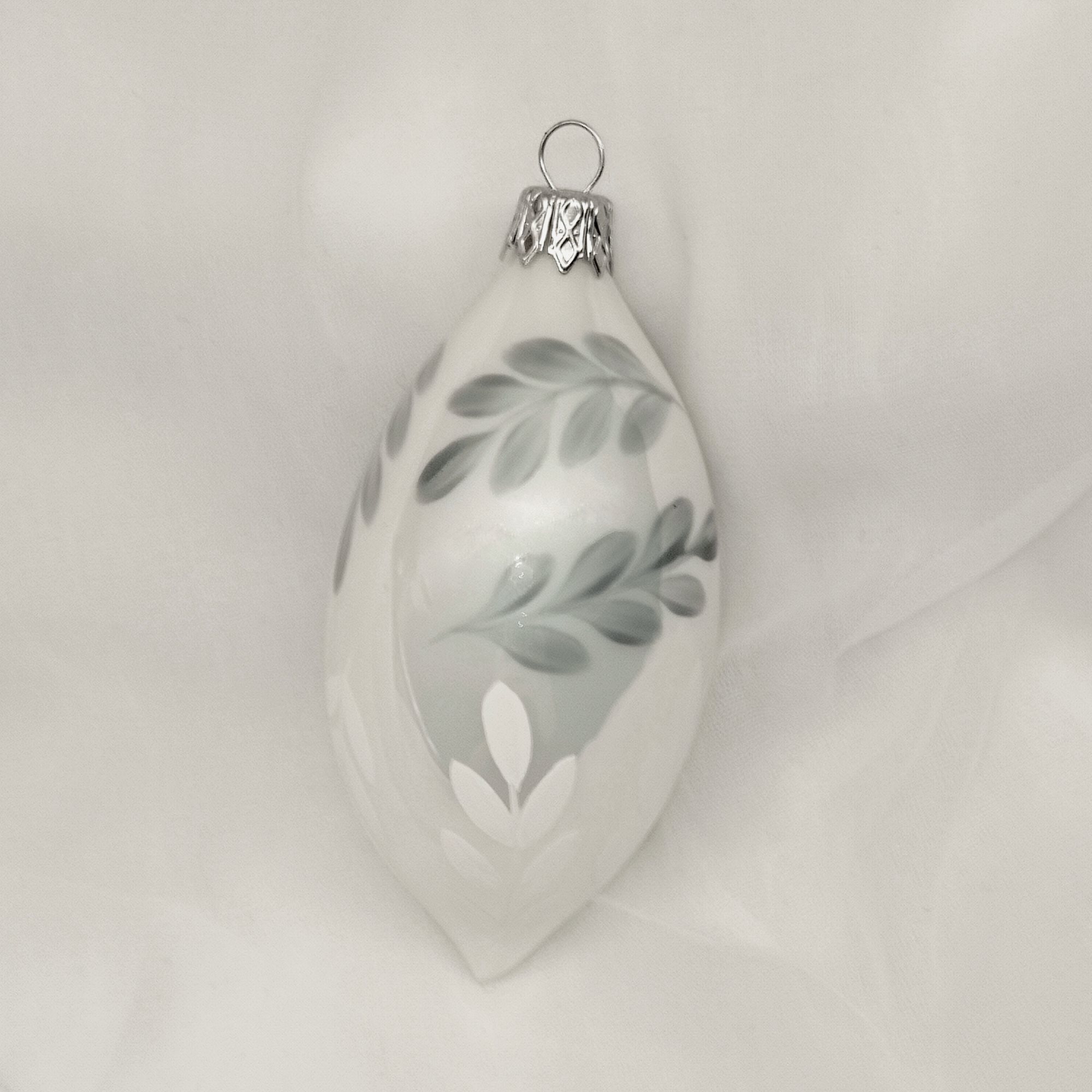 E-shop Ozdoba vianočná Biely porcelán s lístkami - oliva